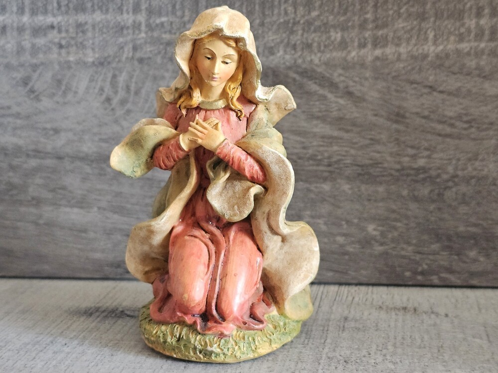 Kneeling Madonna—Praying Virgin Mary Figure 4.5" Vintage Nativity Christmas 72a2